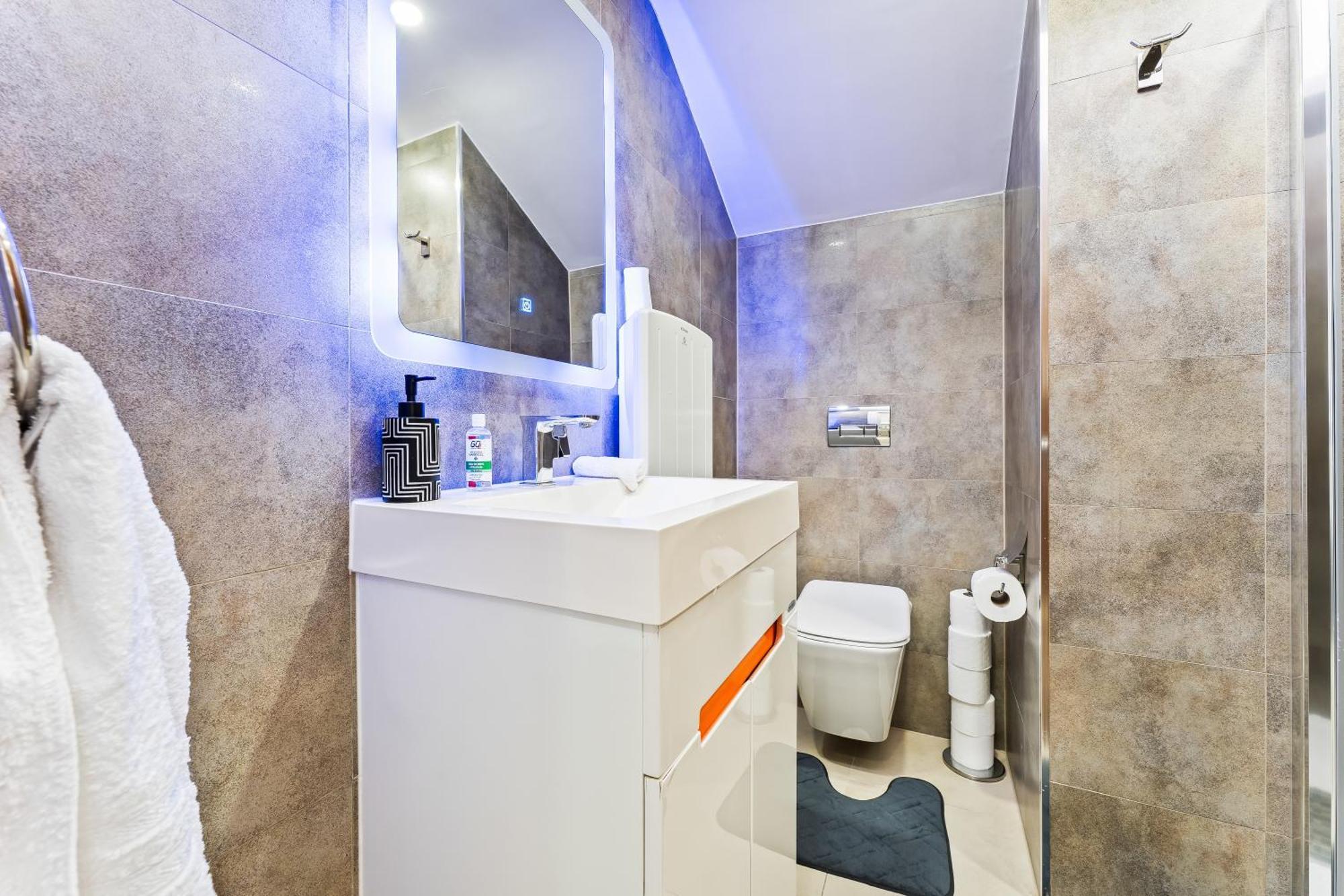 Exquisite 2-Bedroom Penthouse-Sleeps 7-Free Parking With Workstations & High-Speed Wifi Birmingham Dış mekan fotoğraf