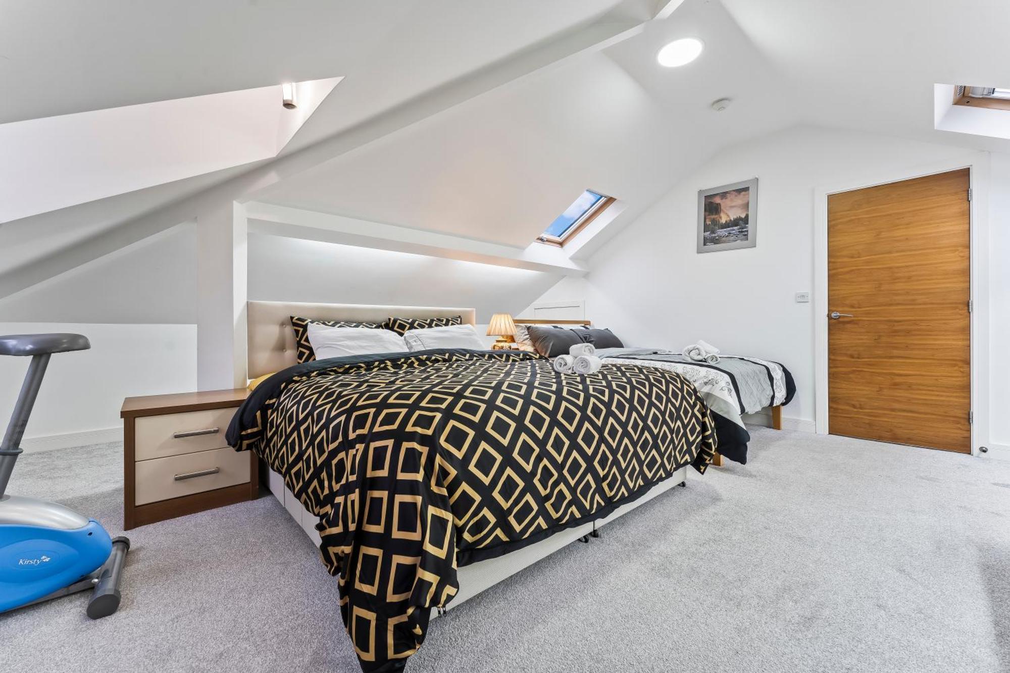 Exquisite 2-Bedroom Penthouse-Sleeps 7-Free Parking With Workstations & High-Speed Wifi Birmingham Dış mekan fotoğraf
