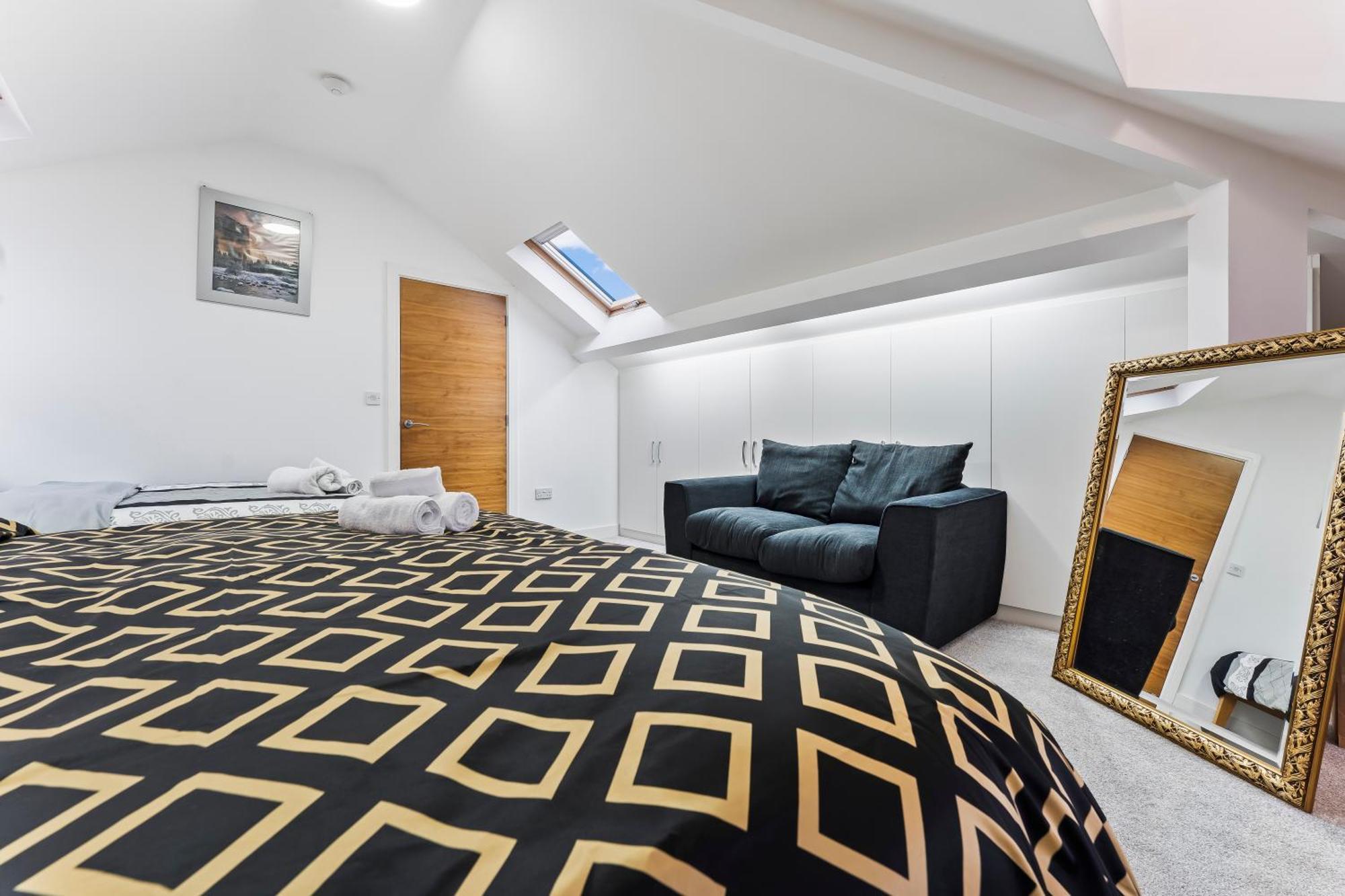 Exquisite 2-Bedroom Penthouse-Sleeps 7-Free Parking With Workstations & High-Speed Wifi Birmingham Dış mekan fotoğraf
