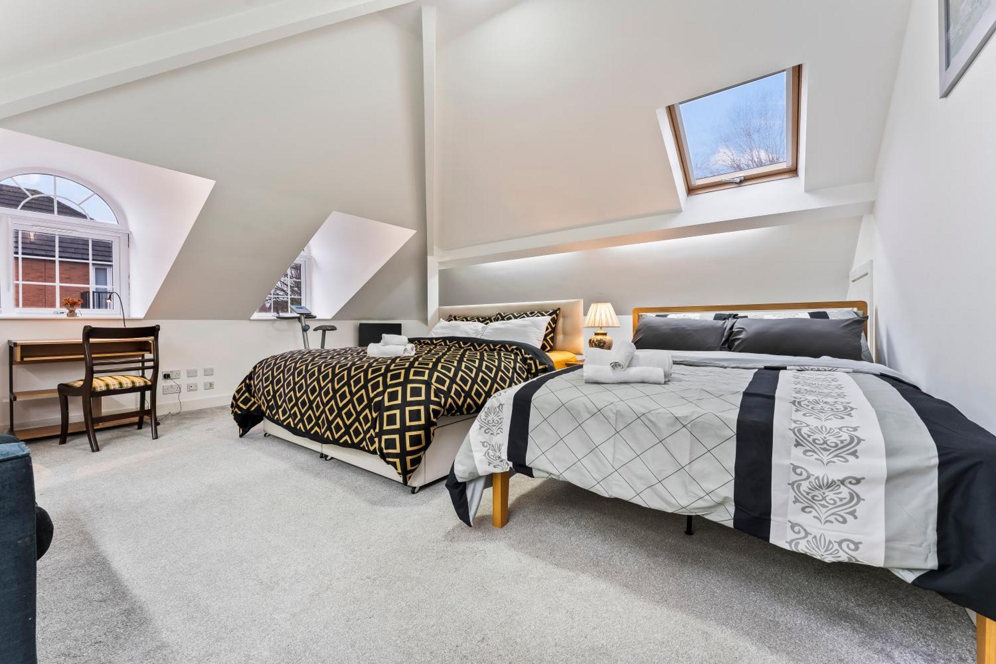 Exquisite 2-Bedroom Penthouse-Sleeps 7-Free Parking With Workstations & High-Speed Wifi Birmingham Dış mekan fotoğraf