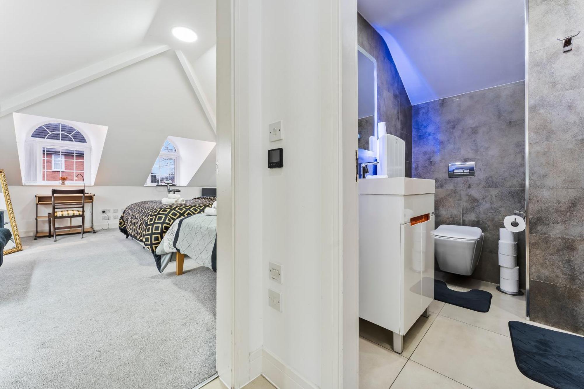 Exquisite 2-Bedroom Penthouse-Sleeps 7-Free Parking With Workstations & High-Speed Wifi Birmingham Dış mekan fotoğraf
