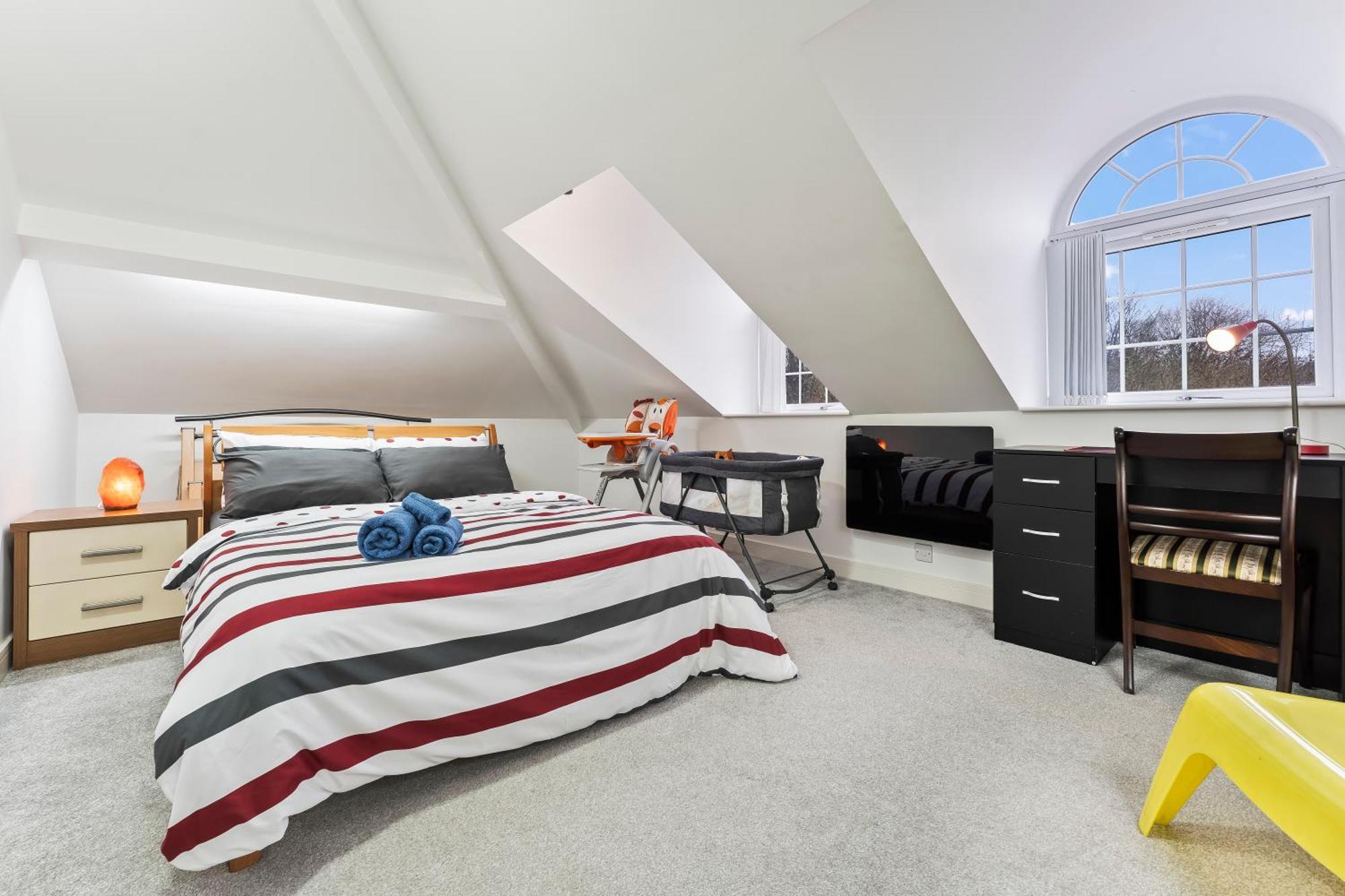 Exquisite 2-Bedroom Penthouse-Sleeps 7-Free Parking With Workstations & High-Speed Wifi Birmingham Dış mekan fotoğraf