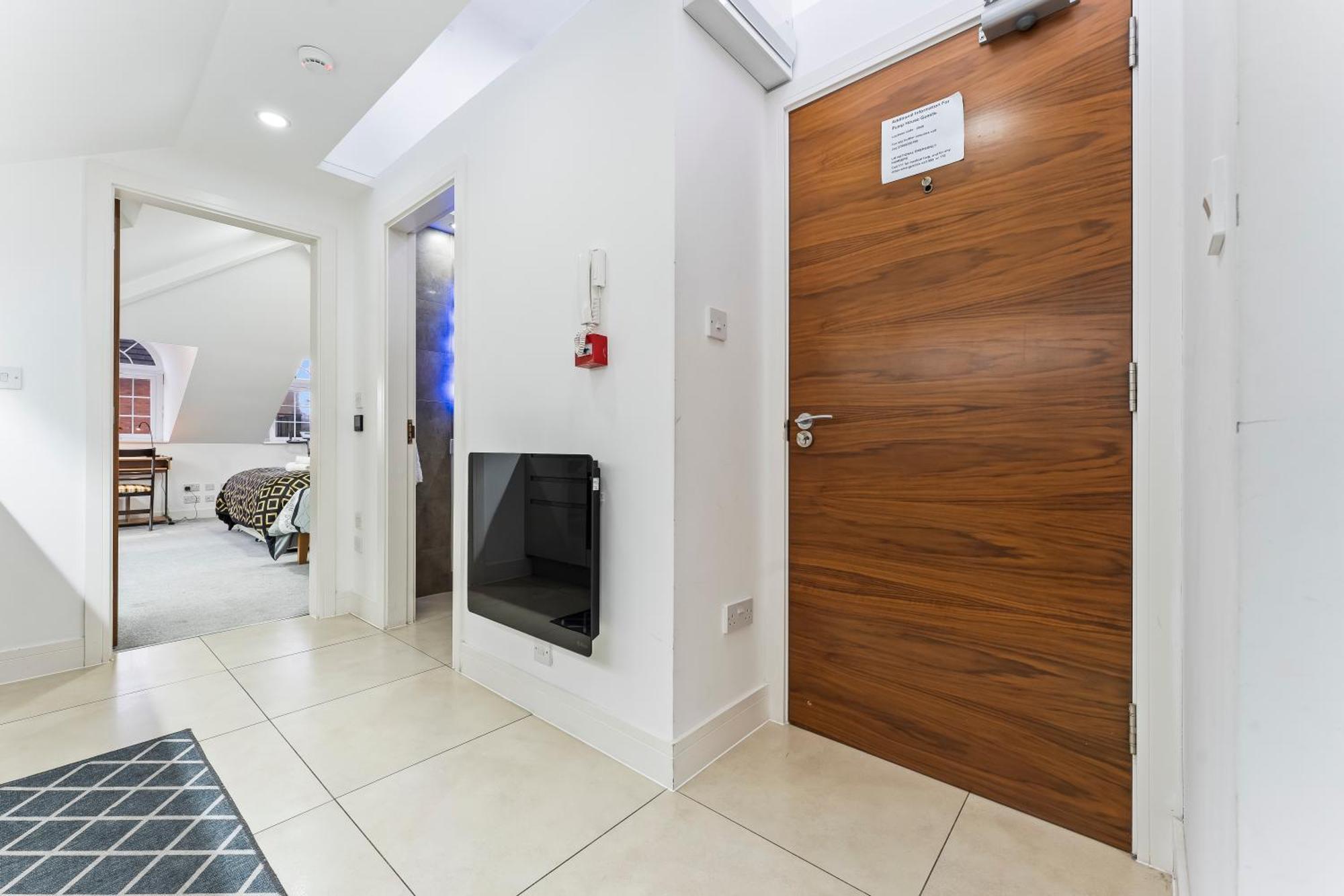 Exquisite 2-Bedroom Penthouse-Sleeps 7-Free Parking With Workstations & High-Speed Wifi Birmingham Dış mekan fotoğraf