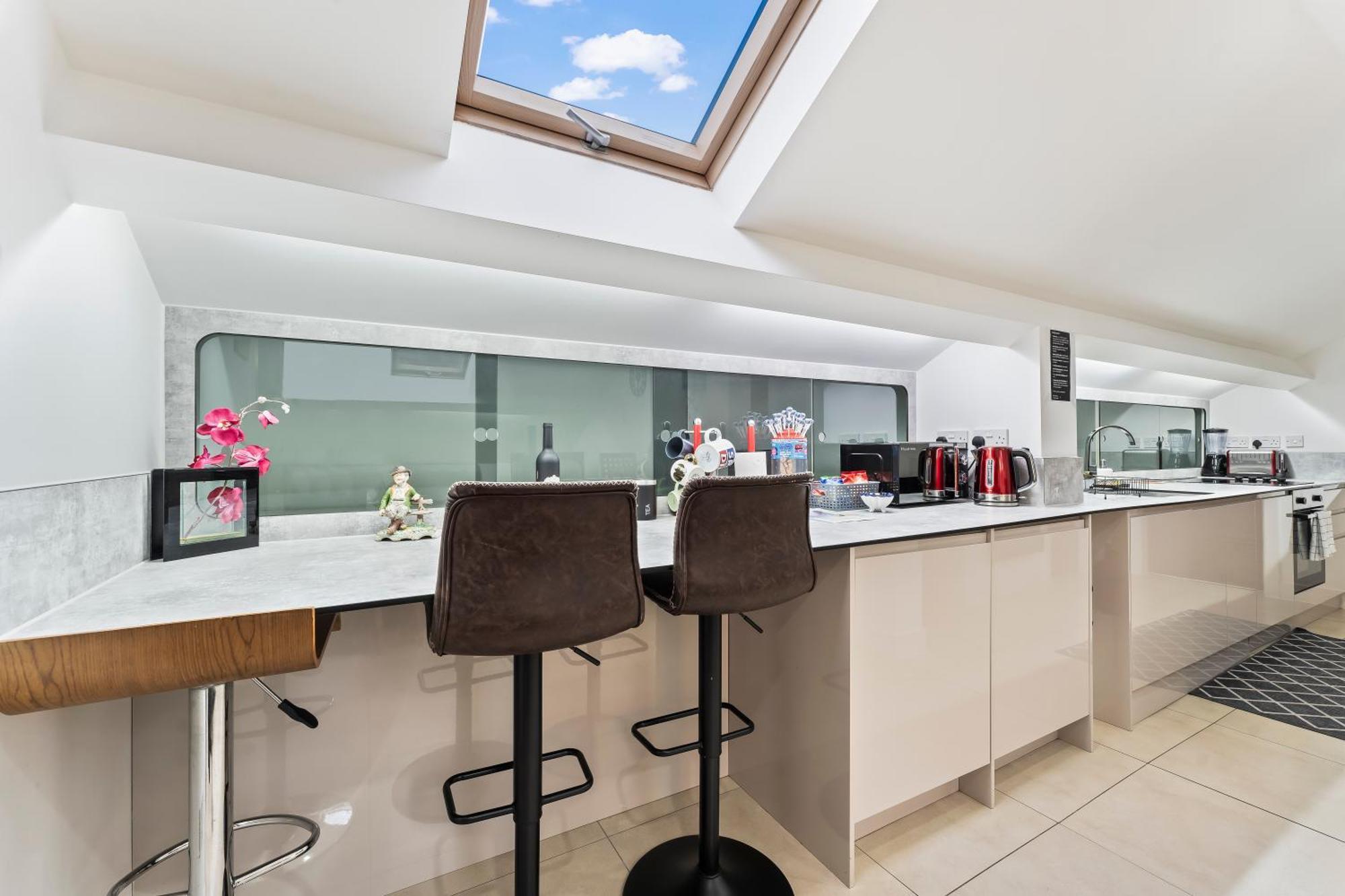 Exquisite 2-Bedroom Penthouse-Sleeps 7-Free Parking With Workstations & High-Speed Wifi Birmingham Dış mekan fotoğraf